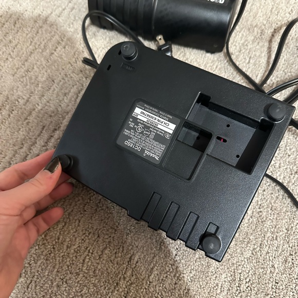 2 Makita DC18SD Chargers - Picture 5 of 7